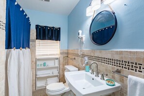Apartment, Mehrere Betten (Upham Beach Inn #9 and #10 2BR Suite) | Badezimmer | Seife, Toilettenpapier