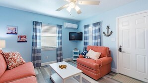 Appartamento, letti multipli (Upham Beach Inn #9 and #10 2BR Suite) | Area soggiorno | TV