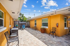 公寓, 多张床 (Upham Beach Inn #9 and #10 2BR Suite) | 室外用餐