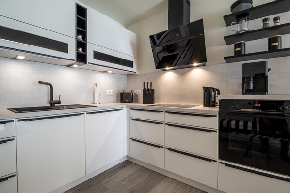 Fridge, oven, stovetop, dishwasher