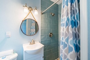 Lägenhet - flera sängar (Upham Beach Inn #5 and #6 3BR Suite) | Badrum | Tvål och toalettpapper