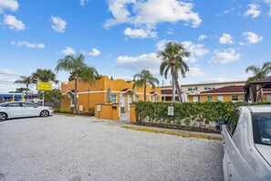 Apartamento, varias camas (Upham Beach Inn #5 and #6 3BR Suite) | Exterior