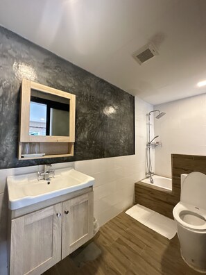 Suite Prestige | Salle de bain | Ensemble baignoire-douche, douche cascade, serviettes fournies
