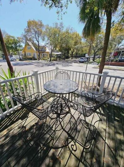St Pete Studio 3 minutes to Pier!