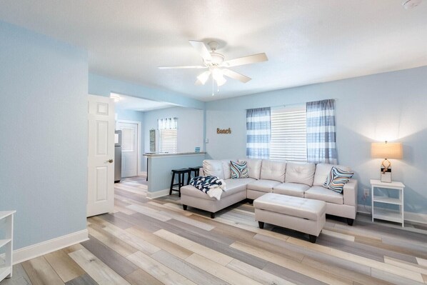 Lägenhet - flera sängar (Upham Beach Inn #11 and #12 2BR Suite) | Vardagsrum | Tv