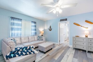 Apartamento, varias camas (Upham Beach Inn #11 and #12 2BR Suite) | Zona de estar | Una televisión