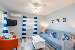 Apartamento, varias camas (Upham Beach Inn #11 and #12 2BR Suite) | Zona de estar | Una televisión