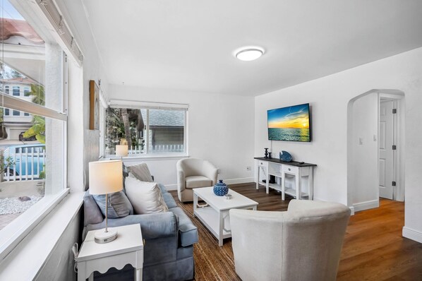 Lägenhet - 1 queensize-säng (Beach Livin 1 - 1 Bedroom Downstairs) | Vardagsrum | Tv