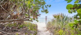 Beach Livin 2 - 1 Bedroom Downstairs