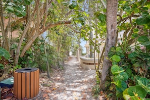 Apartamento, varias camas (Beach Livin 3 - 3 Bedroom Upstairs) | Jardines del alojamiento