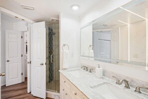 Condo, varias camas (Beach Livin 3 - 3 Bedroom Upstairs) | Baño | Jabón y papel de baño 