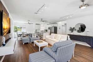Condo, varias camas (Beach Livin 3 - 3 Bedroom Upstairs) | Área de sala de estar | Televisión 