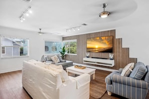 Condo, varias camas (Beach Livin 3 - 3 Bedroom Upstairs) | Área de sala de estar | Televisión 