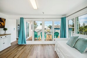 3 bedrooms, WiFi - Beach Livin 3 - 3 Bedroom Upstairs (Treasure Island)