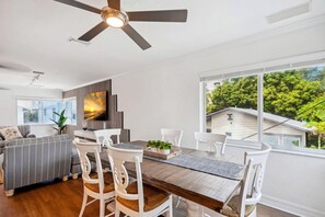 Dining - Beach Livin 3 - 3 Bedroom Upstairs (Treasure Island)
