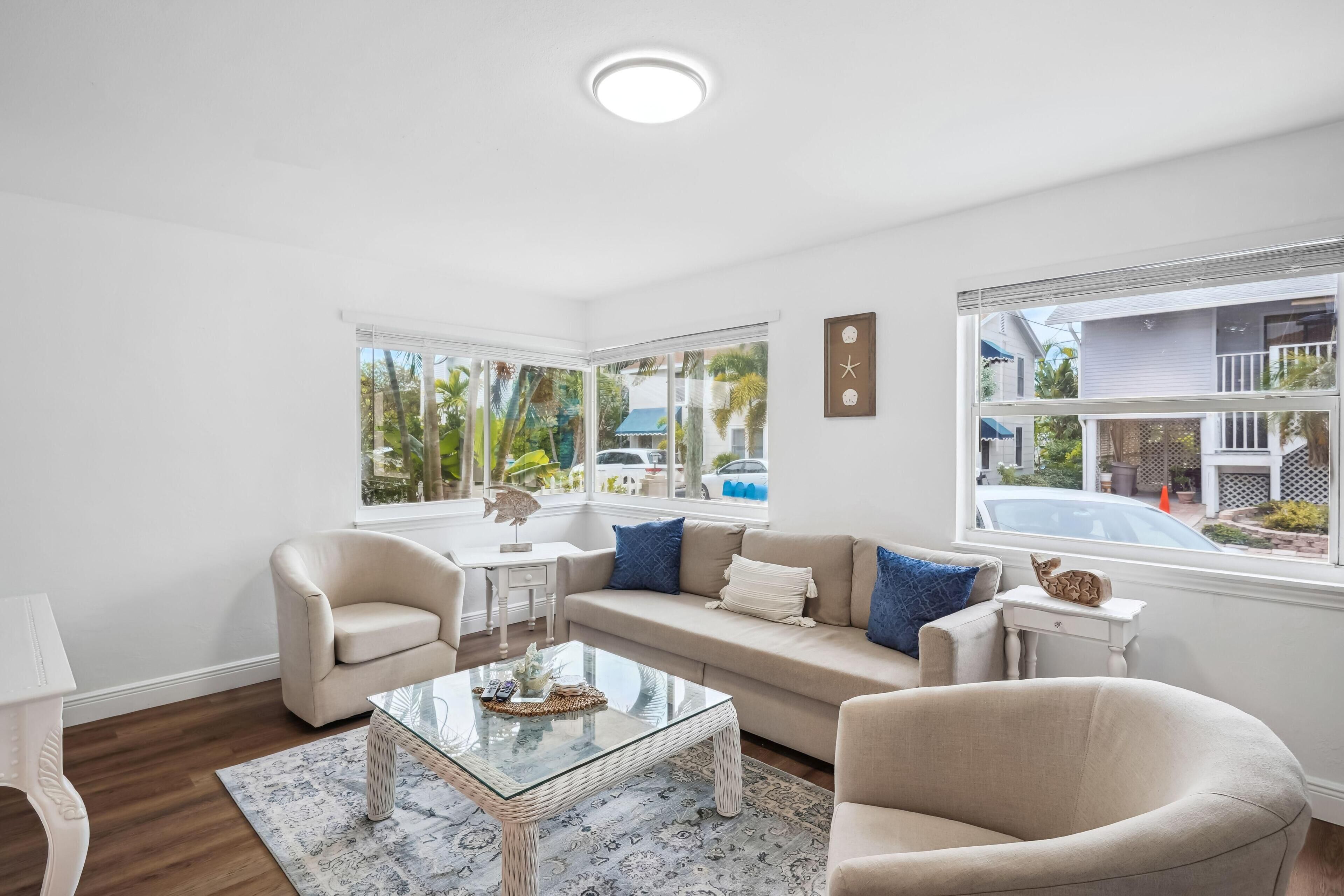 House, Multiple Beds (Beach Livin - All) | Living area | TV