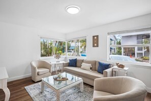 Ferienhaus, Mehrere Betten (Beach Livin - All) | Wohnbereich | Fernseher