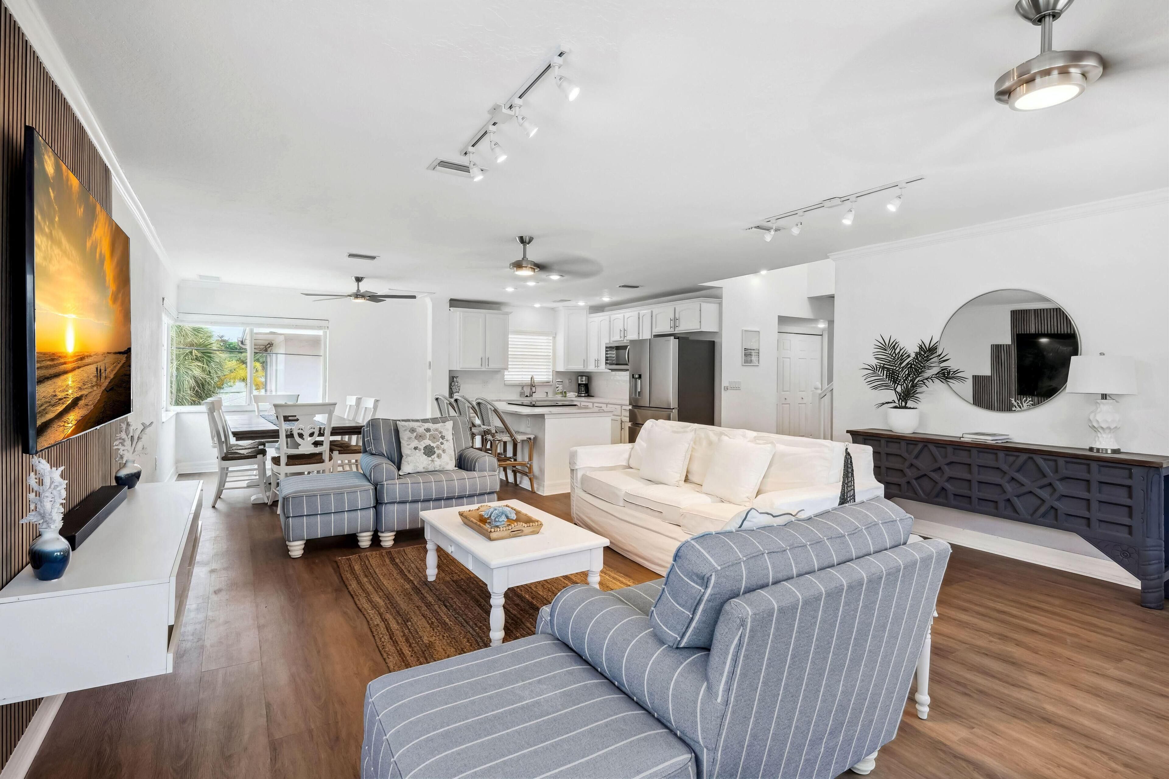 House, Multiple Beds (Beach Livin - All) | Living area | TV