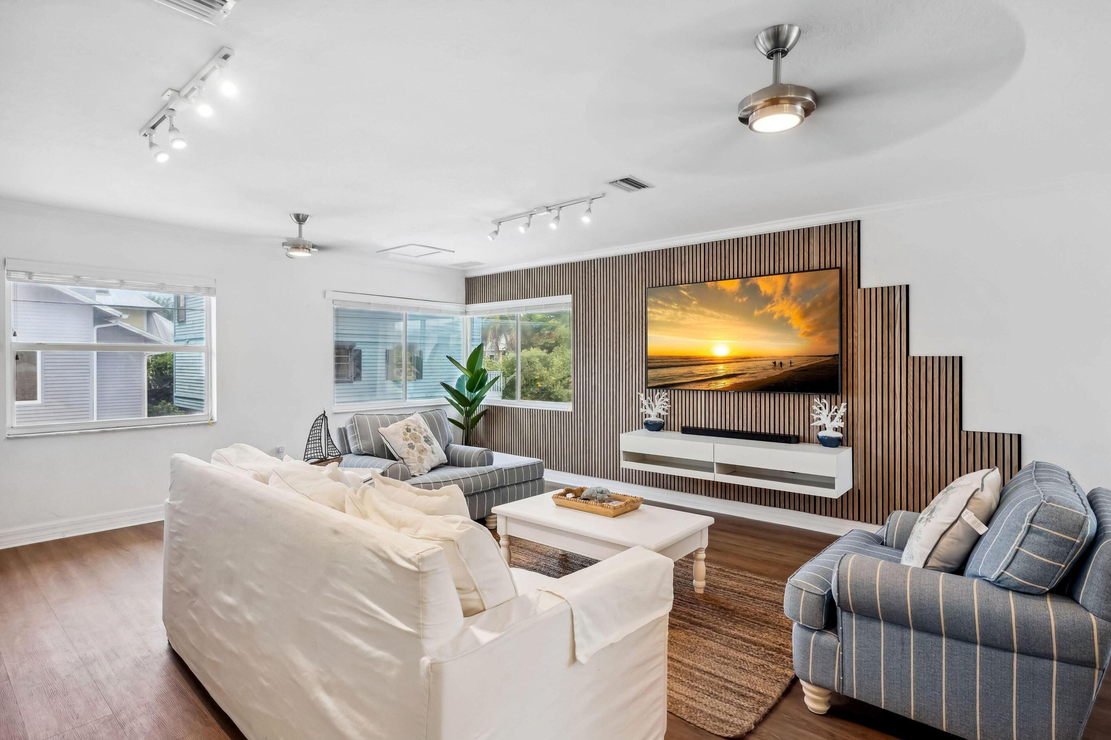 House, Multiple Beds (Beach Livin - All) | Living area | TV