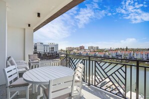 Kondominium, Beberapa Tempat Tidur (The Harbor Condo 503 - Premier) | Tempat makan outdoor