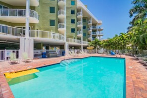 Appart'hôtel, plusieurs lits (Crystal Palms 302) | Piscine | Piscine chauffée