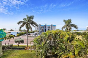 Condo, varias camas (Crystal Palms 302) | Baño | Jabón y papel de baño