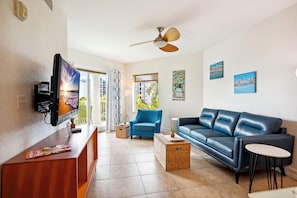 Appartamento, letti multipli (Crystal Palms 302) | Area soggiorno | TV