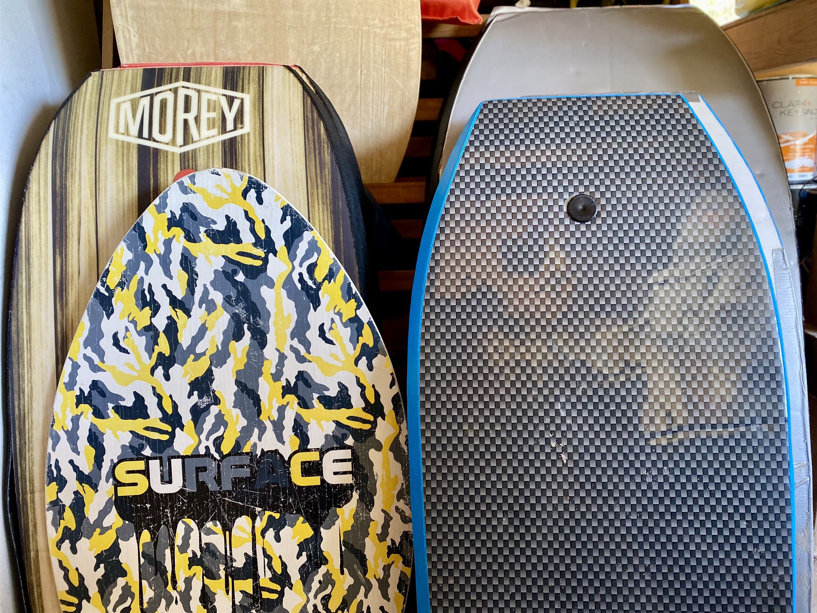 Deux planches de surf aux designs et aux textures distincts.
