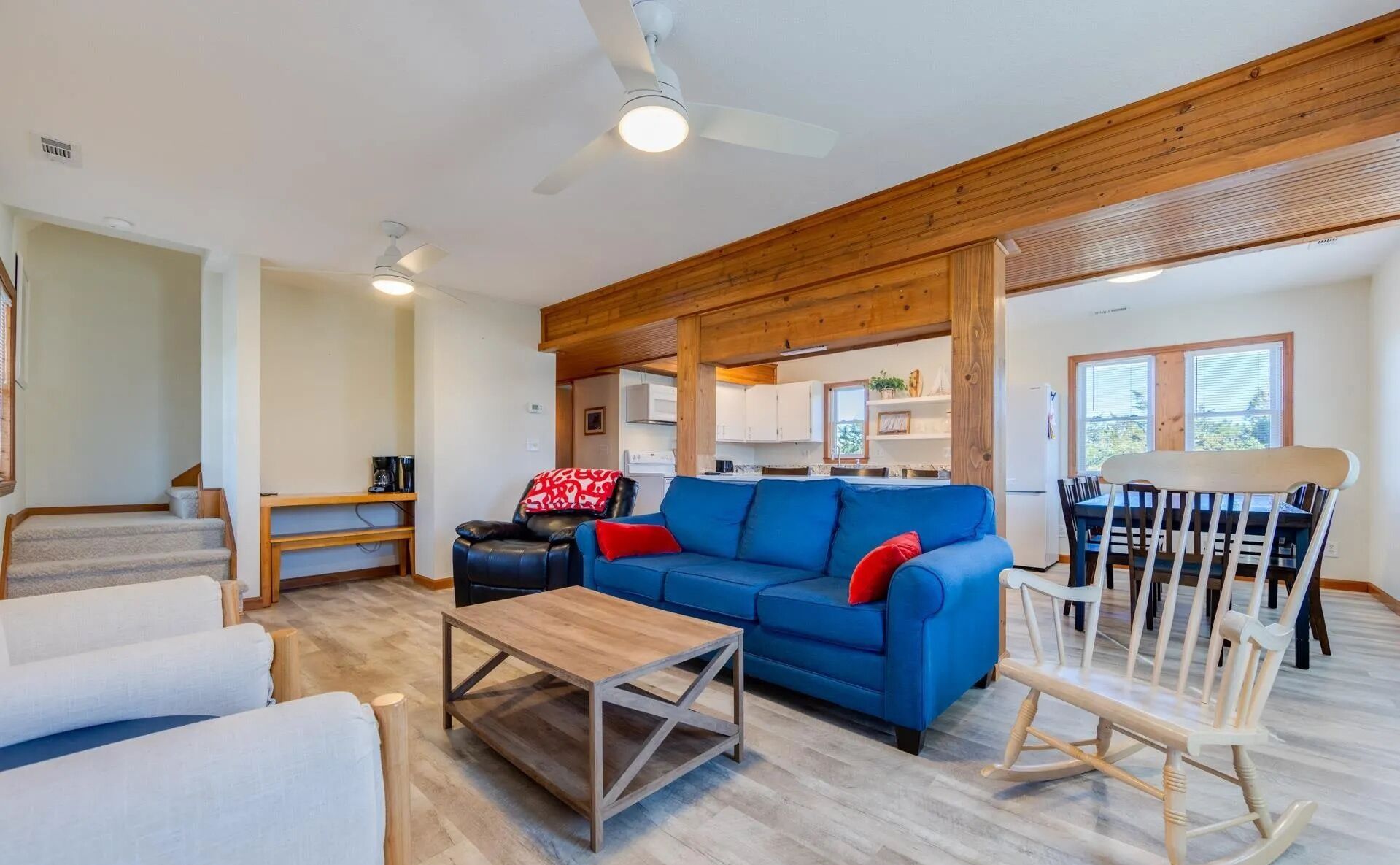 Smart-TV, Tischfußball, Bücher