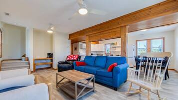 Smart-TV, Tischfußball, Bücher