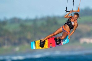 Una persona fent windsurf amb una taula colorida.