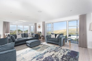 Smart TV, stereo - Lovely Sea and Beach view - Free parking - Wi-Fi (Holywell Bay)