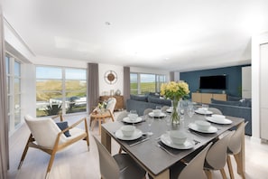 Dining - Lovely Sea and Beach view - Free parking - Wi-Fi (Holywell Bay)