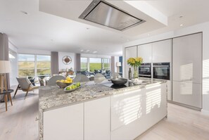 Fridge, microwave, oven, stovetop - Lovely Sea and Beach view - Free parking - Wi-Fi (Holywell Bay)