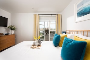 4 bedrooms, iron/ironing board, Internet, bed sheets - Lovely Sea and Beach view - Free parking - Wi-Fi (Holywell Bay)