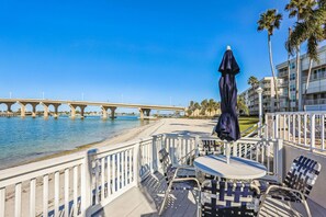 Outdoor dining - Bahia Del Mar 9-317 (St. Petersburg)