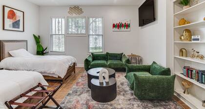 Stylish Home ~ 2 Mi to Jackson State & Belhaven!