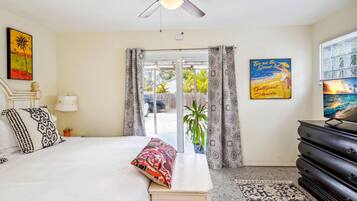 Kondominium, 1 Tempat Tidur King dengan tempat tidur Sofa (Beach Quarters #4) | 1 kamar tidur dan Wi-Fi