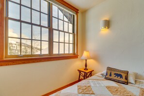 4 bedrooms, desk, iron/ironing board, travel cot - Spacious Whitefish Home w/ Sauna & Ski Resort View (Whitefish)