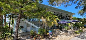 Apartamento, 1 cama de matrimonio grande con sofá cama (Beach Quarters #5) | Restaurante al aire libre