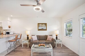 Leilighet, 1 kingsize-seng med sovesofa (Beach Quarters #5) | Oppholdsområde | TV