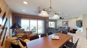 獨棟房屋, 多張床 (Beach Haven #C7) | 起居區 | 電視