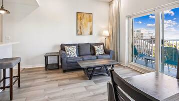 Condo, nhiều giường (Madeira Bay Resort I 1408) | Khu phòng khách | TV