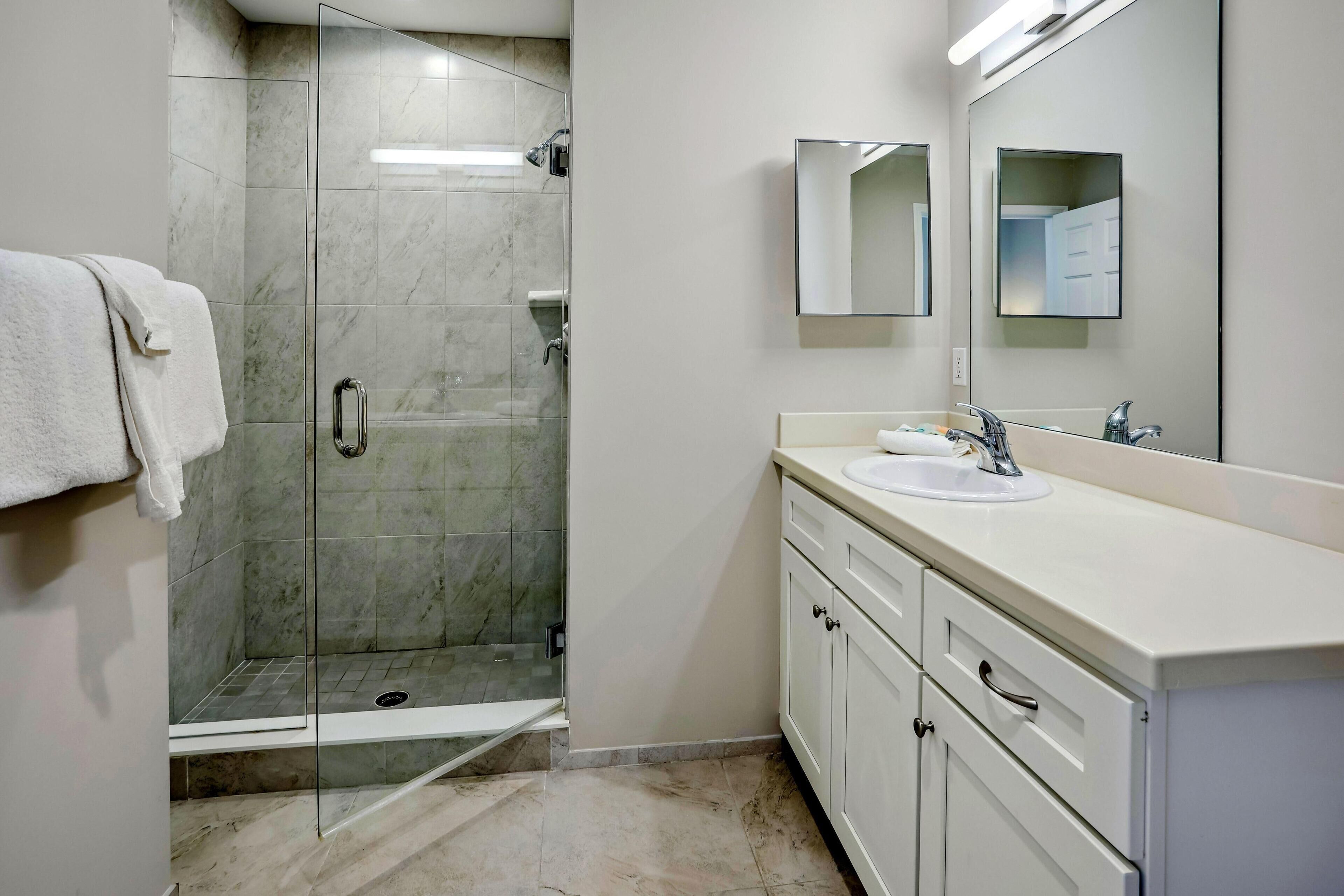 Kondominium, Beberapa Tempat Tidur (Madeira Bay Resort I 1408) | Kamar mandi | Sabun dan tisu toilet