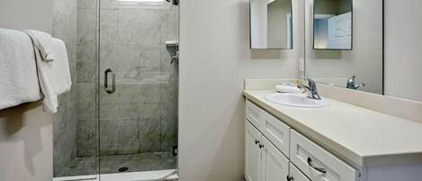 Kondominium, Beberapa Tempat Tidur (Madeira Bay Resort I 1408) | Kamar mandi | Sabun dan tisu toilet