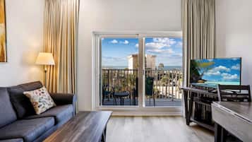 Condo, nhiều giường (Madeira Bay Resort I 1408) | Khu phòng khách | TV