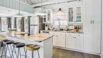 House, Multiple Beds (Beach Life 2) | Private kitchen | Oven, toaster