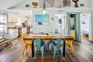 House, Multiple Beds (Beach Life 3) | Dining - Beach Life 3 (Treasure Island)