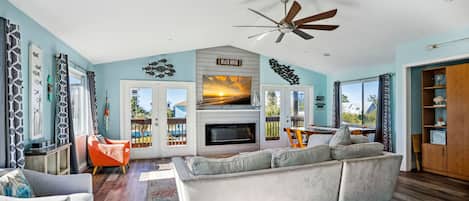 Casa, varias camas (Beach Life 5) | Área de sala de estar | Televisión