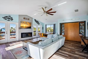Casa, varias camas (Beach Life 5) | Área de sala de estar | Televisión 